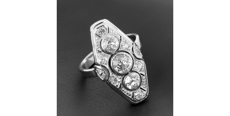 Marquise en or blanc 585 ‰ et diamants