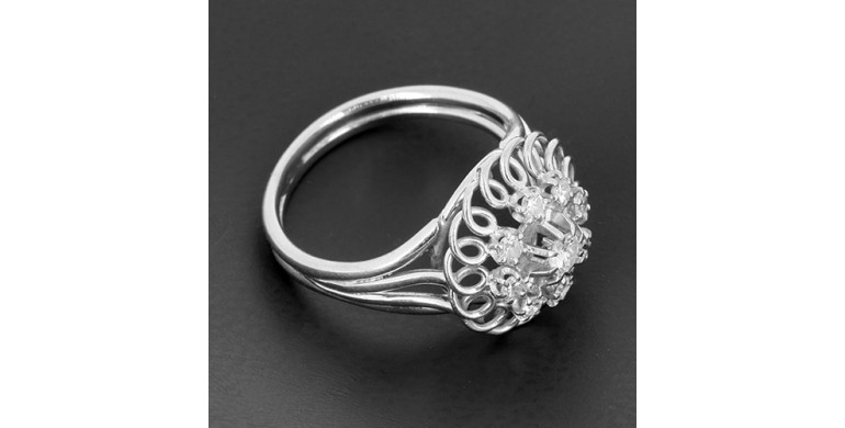 Bague marguerite en or blanc 750 ‰ et diamants