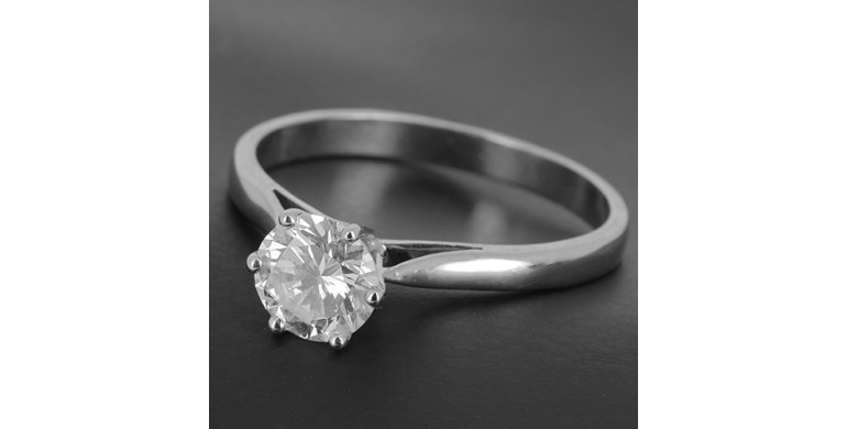 Solitaire en or blanc 750ème et diamant