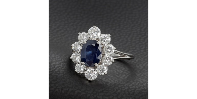 Bague marguerite en or blanc 750 ‰ saphir et diamants