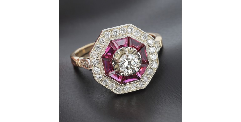 Bague octogonale de style art déco en or jaune 750 ‰ diamants et rubis verneuil -B10268