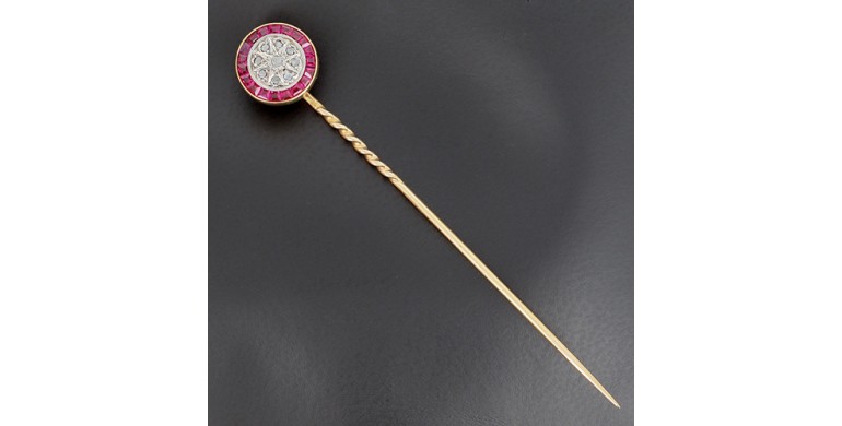 Epingle à cravate en or jaune 750 ‰ diamants et rubis -B10269