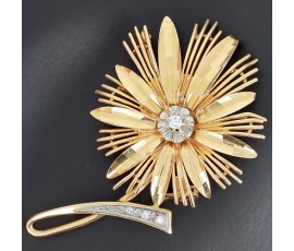 Elégante broche fleur en or jaune 750 ‰ et diamants -B10278