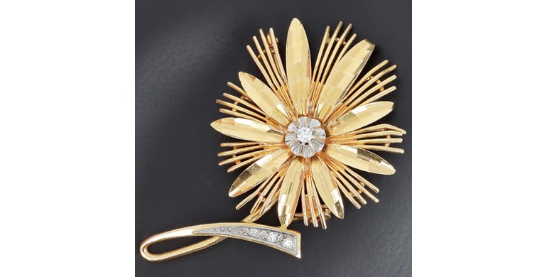 Elégante broche fleur en or jaune 750 ‰ et diamants -B10278