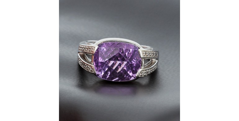 Bague moderne en or blanc 750 ‰  améthyste et diamants - B10281