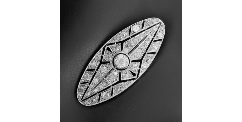 Broche ovale en or blanc 750 ‰ et diamants - B10295