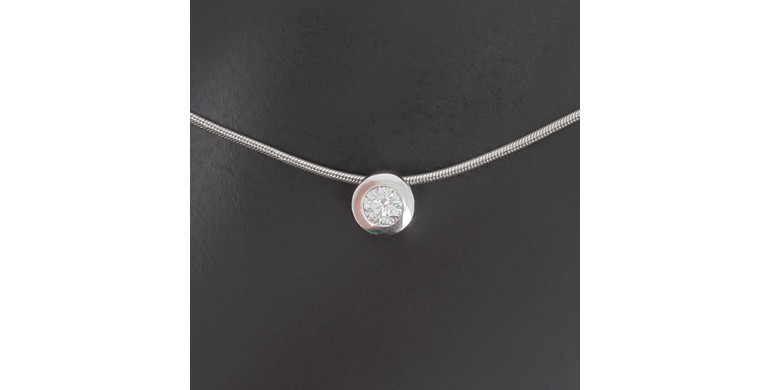Collier solitaire en or blanc 750 ‰, maille oméga et diamant -B10303