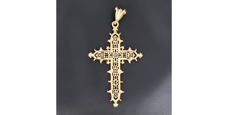 Pendentif  religieux en forme de croix ajourée et bordée de motifs en or jaune 750 ‰  - B10306