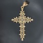 Pendentif  religieux en forme de croix ajourée et bordée de motifs en or jaune 750 ‰  - B10306