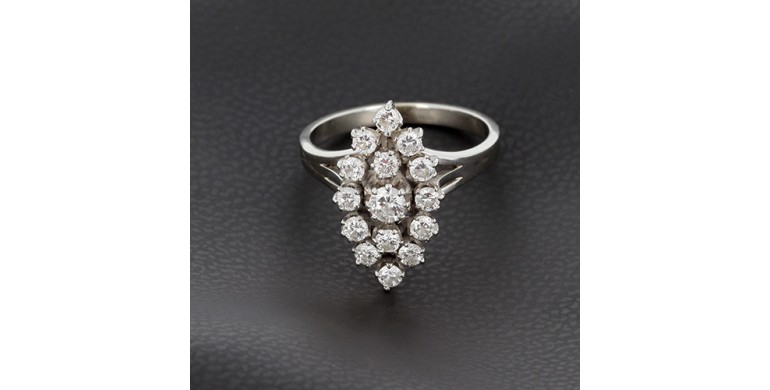 Bague marquise en or blanc 750 ‰  et diamants -B10316