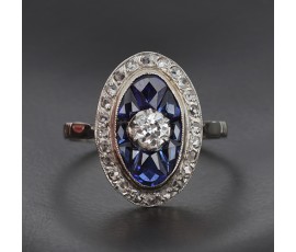 Bague art déco en or blanc 750 ‰ et platine  présentant diamants et saphirs calibrés- B10323