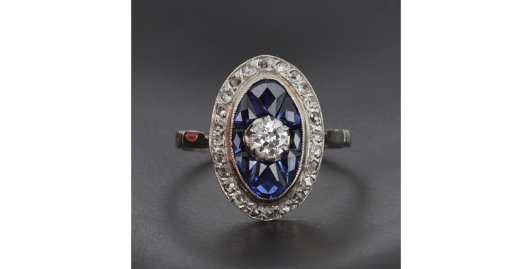 Bague art déco en or blanc 750 ‰ et platine  présentant diamants et saphirs calibrés- B10323