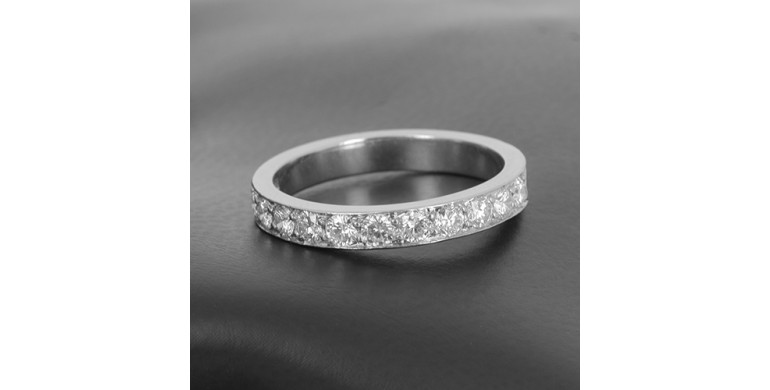 Alliance semi-diamantée en platine - B10325