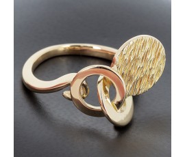 Bague graphique en or jaune 750 ‰ présentant  3 sphères dont l'une en or martelée - B10332