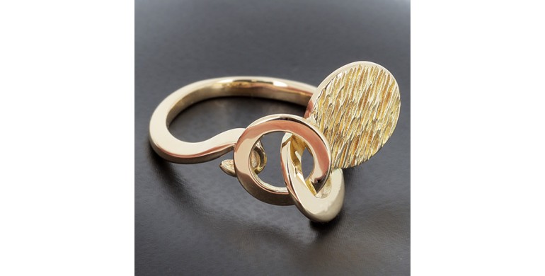 Bague graphique en or jaune 750 ‰ présentant  3 sphères dont l'une en or martelée - B10332