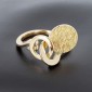 Bague graphique en or jaune 750 ‰ présentant  3 sphères dont l'une en or martelée - B10332
