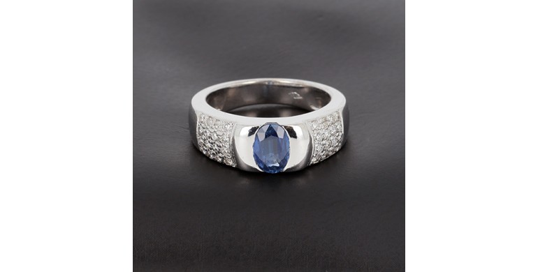 Bague en or 750 ‰ rhodiée , saphir et diamants- B10352