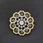 Broche ancienne en or jaune 750 ‰ en centre un diamant de 0,36 ct , réhaussé de diamants et péridots - B10370