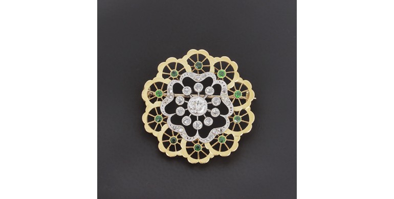 Broche ancienne en or jaune 750 ‰ en centre un diamant de 0,36 ct , réhaussé de diamants et péridots - B10370