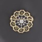 Broche ancienne en or jaune 750 ‰ en centre un diamant de 0,36 ct , réhaussé de diamants et péridots - B10370