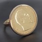 Bague en or jaune 750 ‰ retenant en serti clos une pièce de 20 Francs or Napoléon - B10371