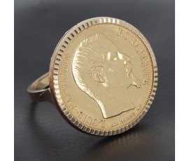 Bague en or jaune 750 ‰ retenant en serti clos une pièce de 20 Francs or Napoléon - B10371