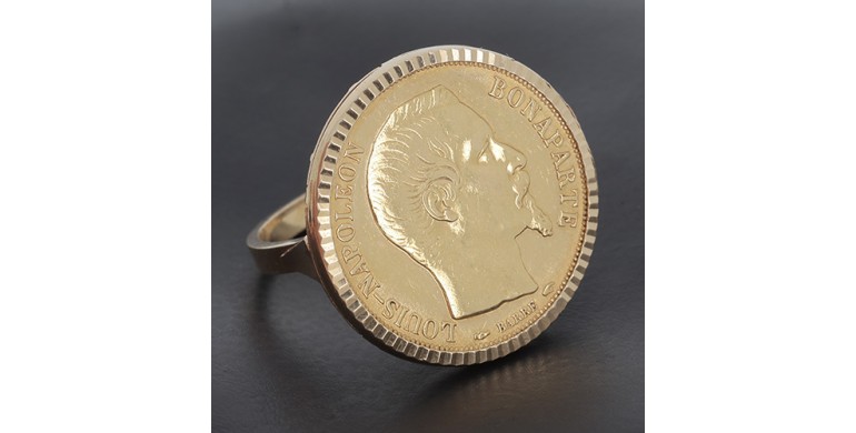 Bague en or jaune 750 ‰ retenant en serti clos une pièce de 20 Francs or Napoléon - B10371
