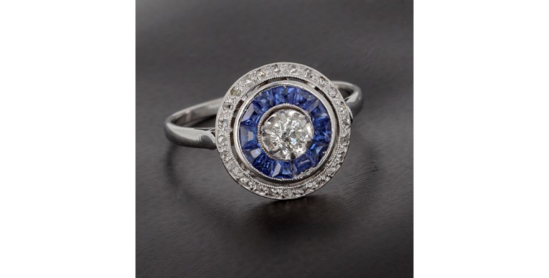 Bague ancienne en or blanc 750 ‰ présentant un diamant taille ancienne et saphirs - B10377
