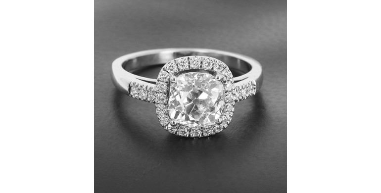 Solitaire en or blanc 750 ‰ présentant un diamant taille ancienne de 1,83 ct certifié HRD : K/SI1 entouré de diamants -B10386