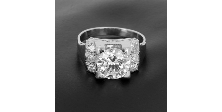 Bague art déco en platine présentant un diamant rond brillant de 2,75 ct certifié HRD entouré de diamants certifiés -B10395