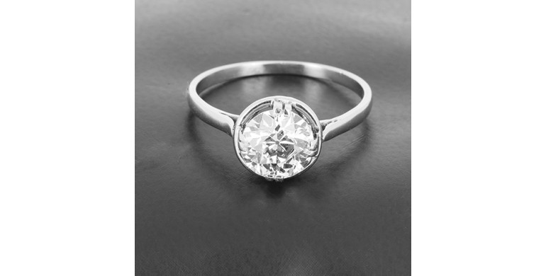 Solitaire platine année 1930 présentant un diamant rond brillant de 1,90 ct environ certifié HRD : I/J - VVS - B10396