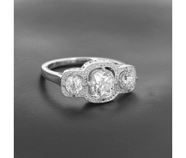 Bague trilogie en or blanc 750 ‰ diamant taille coussin de 1.10ct env épaulé de diamants taille coussin d'environ 1.53ct -B10412