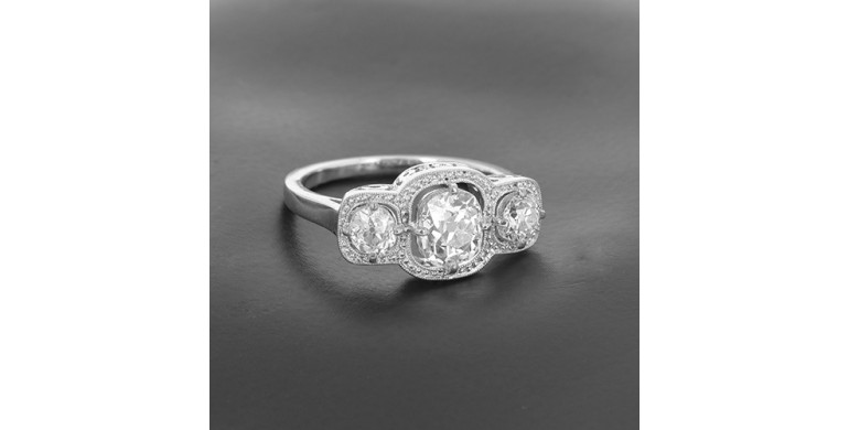 Bague trilogie en or blanc 750 ‰ diamant taille coussin de 1.10ct env épaulé de diamants taille coussin d'environ 1.53ct -B10412