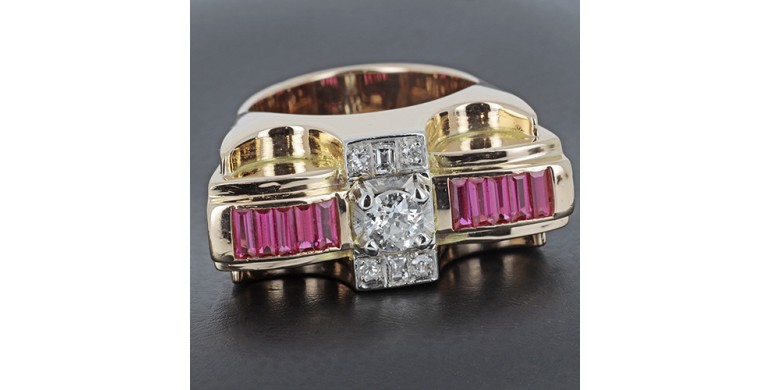 Bague tank en or jaune 750 ‰ diamant taille ancienne de 0.35ct souligné de diamants baguette et de rubis calibrés -B10410