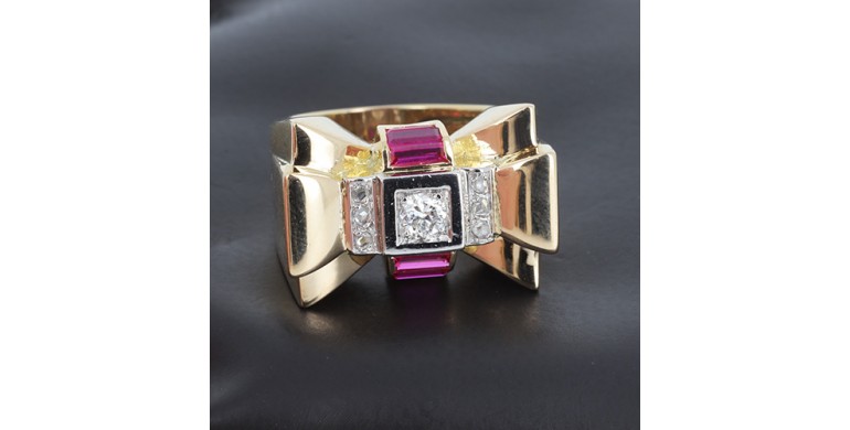 Bague tank en or jaune 750‰  diamant central de 0,25 ct, rubis calibrés et diamants taille rose - B1041913,20 gr - Tdd : 57