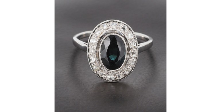 Bague en or blanc 750‰ présentant un saphir non traité de 2.20ct certifié LFG entourée de diamants taille rose B10416