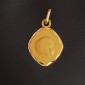 Médaille losange en or jaune 750 ‰ à décor d'une tête de Chérubin - B10434