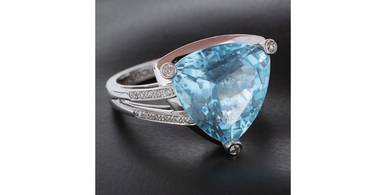 Mauboussin "Mes couleurs à toi" en or blanc 750 ‰, ornée d’une topaze bleue facettée épaulée de diamants- B10506