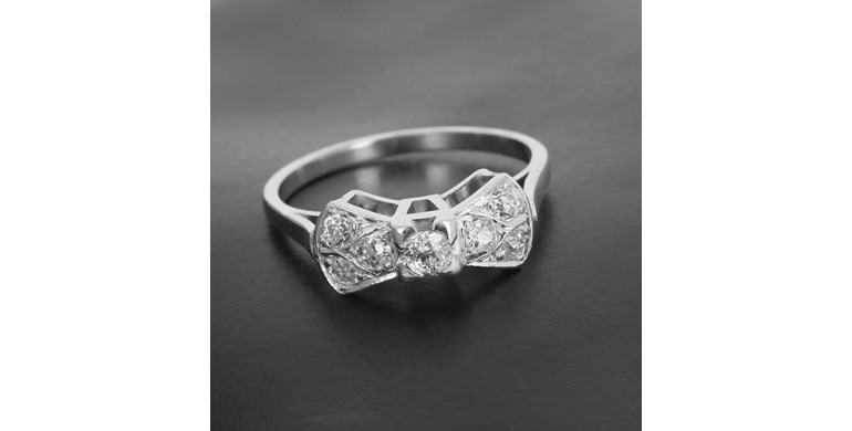 Bague nœud or blanc 750‰ et platine présentant un ensemble de 7 diamants taille ancienne pour 0,50 ct env- B10493