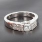 KORLOFF Solitaire en or blanc 750 ‰ diamant princesse réhaussé diamants pour 1ct au total -B10524