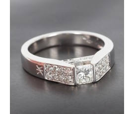 KORLOFF Solitaire en or blanc 750 ‰ diamant princesse réhaussé diamants pour 1ct au total -B10524