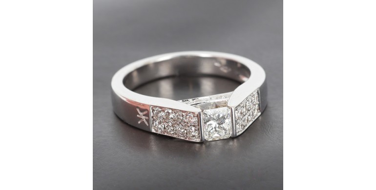 KORLOFF Solitaire en or blanc 750 ‰ diamant princesse réhaussé diamants pour 1ct au total -B10524