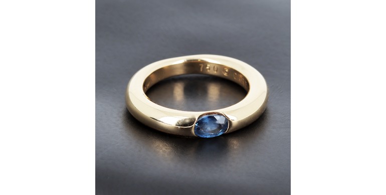 Cartier Bague , modèle "Ellipse", en or jaune  750‰ sertie d'un saphir ovale - B10535