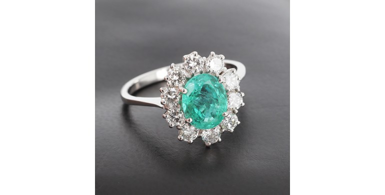 Bague pompadour en or blanc 750 ‰  émeraude ovale de zambie de 1,60 ct entourée d'un rang de 10 diamants pour 1 ct env - B10526
