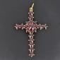 Croix en or jaune 750 ‰ et grenats - B10562