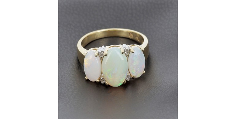 Bague jarretière en or jaune 750 ‰ et opale.