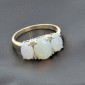Bague jarretière en or jaune 750 ‰ et opale.