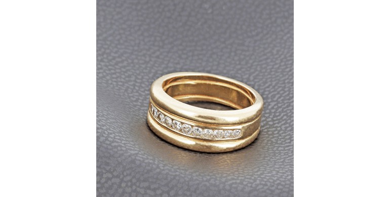 Bague jonc en or jaune 750 ‰ et diamant