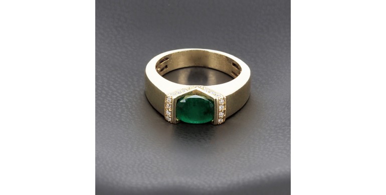 Bague or jaune 750 ‰ Emeraude et diamants