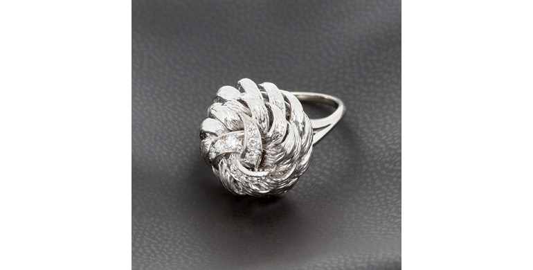 Bague boule en or blanc 750 ‰ présentant 0,75 ct de diamants taille brillant - 9,80 gr